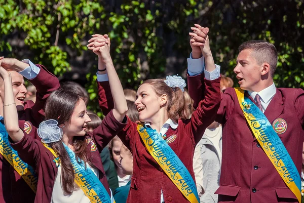 Last bell Lutsk 11th grade high school 14 29.05.2015 sunny summer day reportage — Stock Photo, Image