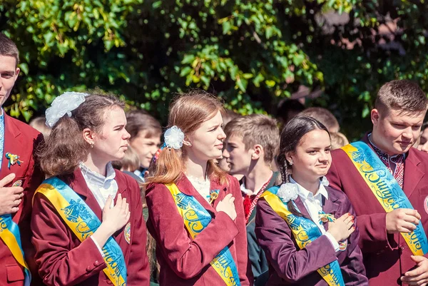 Última campana Lutsk 11º grado secundaria 14 29.05.2015 reportaje día soleado de verano — Foto de Stock