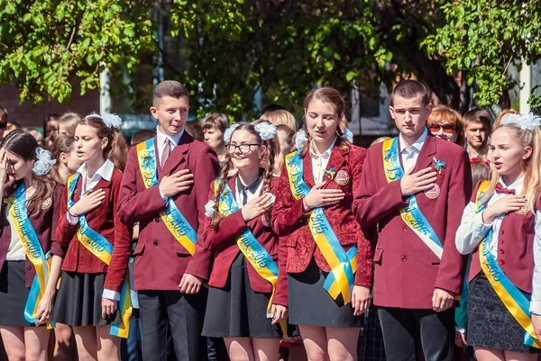 Última campana Lutsk 11º grado secundaria 14 29.05.2015 reportaje día soleado de verano — Foto de Stock