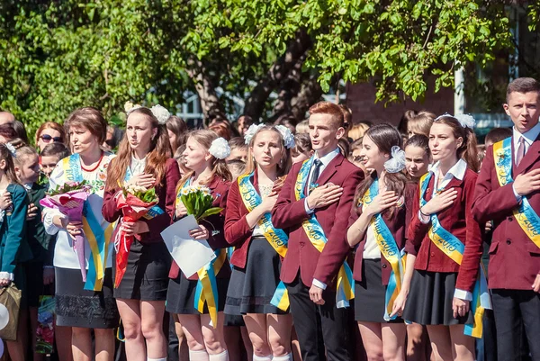 Última campana Lutsk 11º grado secundaria 14 29.05.2015 reportaje día soleado de verano — Foto de Stock