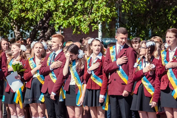 Última campana Lutsk 11º grado secundaria 14 29.05.2015 reportaje día soleado de verano — Foto de Stock