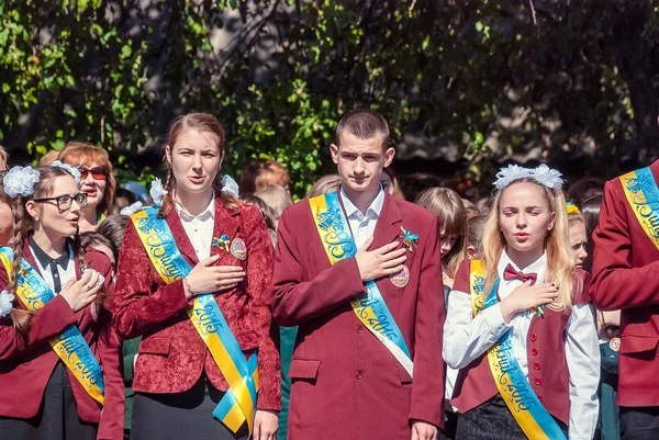 Última campana Lutsk 11º grado secundaria 14 29.05.2015 soleado reportaje día de verano editorial — Foto de Stock