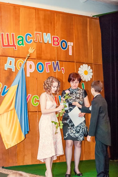 Reportaje editorial Última campana Lutsk 11º grado secundaria 14 30.05.15 — Foto de Stock