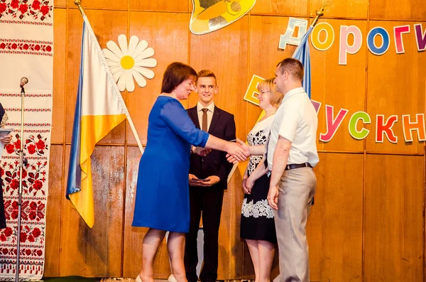 Redakční reportážní poslední zvonek Lucku 11. studia na střední škole 14 30.05.15 — Stock fotografie