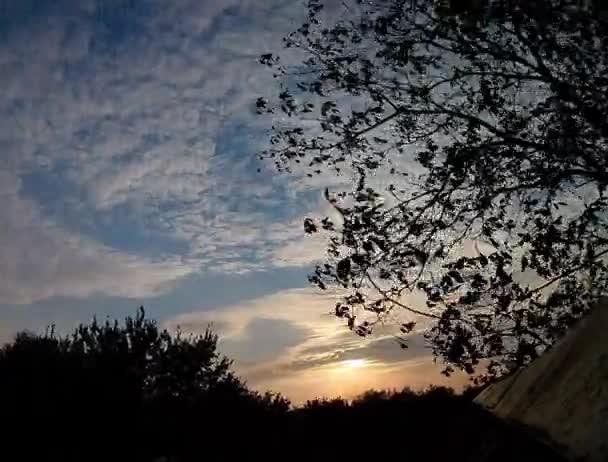 Σύννεφα στο ηλιοβασίλεμα, πόλη — Αρχείο Βίντεο