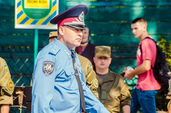 Reportage éditorial Cadeau Volynskaiy policiers voitures spéciales Lutsk, Volyn region Ukraine 03.09.15 — Photo