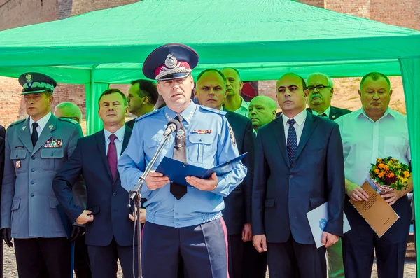 Reportage éditorial Cadeau Volynskaiy policiers voitures spéciales Lutsk, Volyn region Ukraine 03.09.15 — Photo