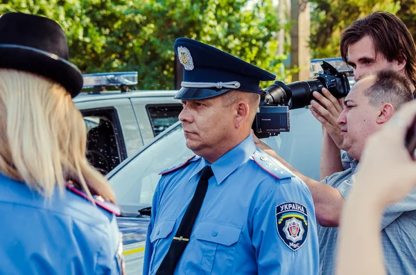 Samochody specjalne redakcji Reportażu prezent Volynskaiy policjanci Łucka, Wołyńskaja obłast Ukraina 03.09.15 — Zdjęcie stockowe