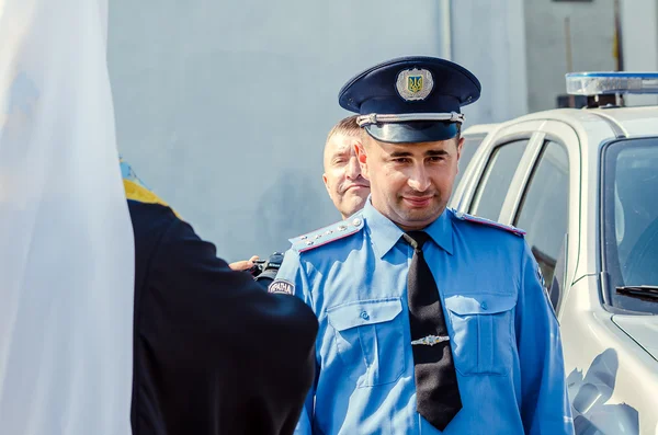 Reportage éditorial Cadeau Volynskaiy policiers voitures spéciales Lutsk, Volyn region Ukraine 03.09.15 — Photo