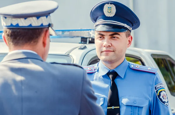 Samochody specjalne redakcji Reportażu prezent Volynskaiy policjanci Łucka, Wołyńskaja obłast Ukraina 03.09.15 — Zdjęcie stockowe