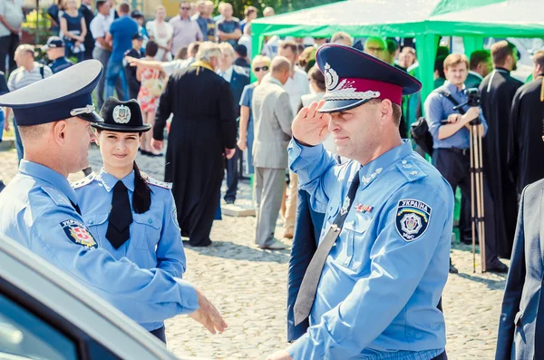 Reportage éditorial Cadeau Volynskaiy policiers voitures spéciales Lutsk, Volyn region Ukraine 03.09.15 — Photo