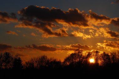 Soyut doğa arka plan. Moody pembe, mor ve mavi bulutlu gün batımı gökyüzü