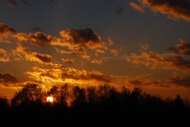 Soyut doğa arka plan. Moody pembe, mor ve mavi bulutlu gün batımı gökyüzü