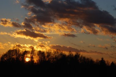 Soyut doğa arka plan. Moody pembe, mor ve mavi bulutlu gün batımı gökyüzü