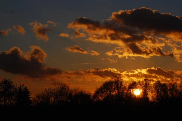 Sfondo astratto della natura. lunatico rosa, viola e blu cielo nuvoloso tramonto — Foto Stock