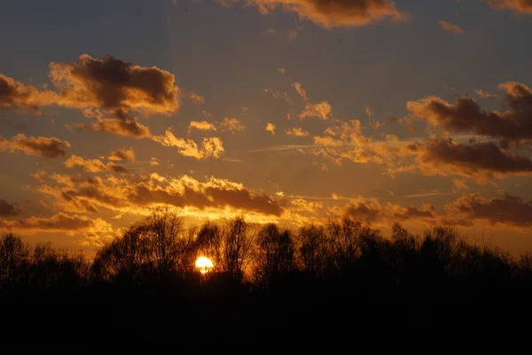 Sfondo astratto della natura. lunatico rosa, viola e blu cielo nuvoloso tramonto — Foto Stock