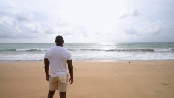 Afro Amerykański Sportowiec Patrzy Morską Panoramę Czasie Zachodu Słońca Wysokiej — Wideo stockowe