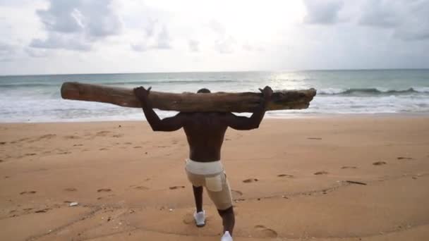 Africano americano esporte cara trabalhando na praia com um top nu — Vídeo de Stock