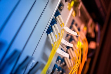 Bir teknoloji veri merkezinde sunucuları olan fiber optik