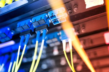 Bir teknoloji veri merkezinde sunucuları olan fiber optik