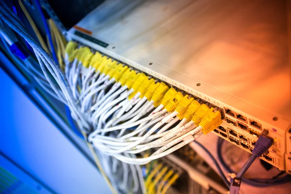 Fibra ottica con server in un data center tecnologico — Foto Stock