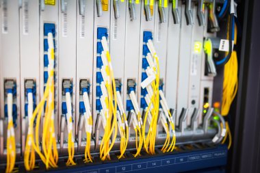 Bir teknoloji veri merkezinde sunucuları olan fiber optik