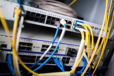 Bir teknoloji veri merkezinde sunucuları olan fiber optik
