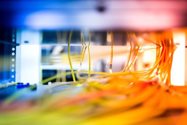 Bir teknoloji veri merkezinde sunucuları olan fiber optik