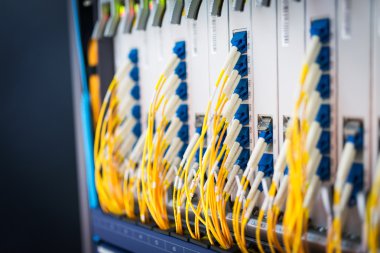 Bir teknoloji veri merkezinde sunucuları olan fiber optik