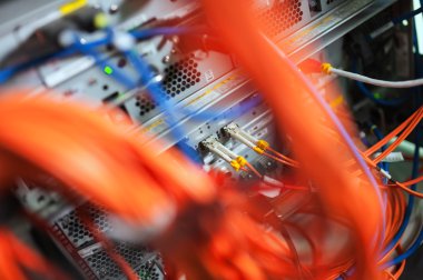 Bir teknoloji veri merkezinde sunucuları olan fiber optik