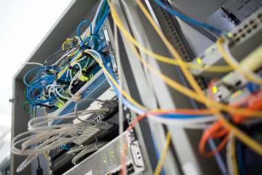 Bir teknoloji veri merkezinde sunucuları olan fiber optik