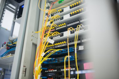 Bir teknoloji veri merkezinde sunucuları olan fiber optik