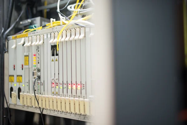 Fibra ottica con server in un data center tecnologico — Foto Stock
