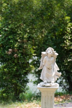 melek heykeli doğada yer yumuşak ışık