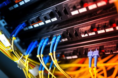 Bir teknoloji veri merkezinde sunucuları olan fiber optik