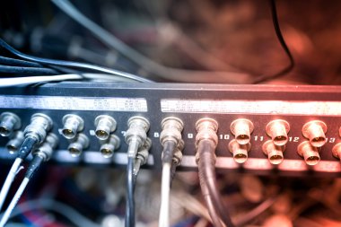 Bir teknoloji veri merkezinde sunucuları olan fiber optik