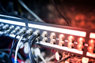 Bir teknoloji veri merkezinde sunucuları olan fiber optik