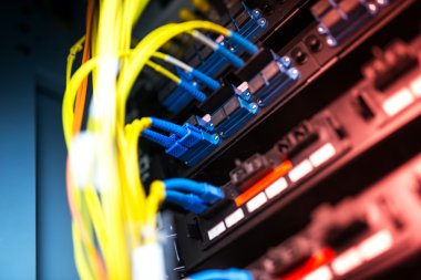 Bir teknoloji veri merkezinde sunucuları olan fiber optik