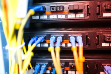 Bir teknoloji veri merkezinde sunucuları olan fiber optik
