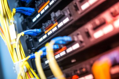 Bir teknoloji veri merkezinde sunucuları olan fiber optik