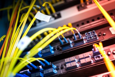 Bir teknoloji veri merkezinde sunucuları olan fiber optik