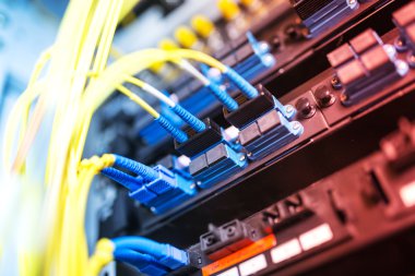 Bir teknoloji veri merkezinde sunucuları olan fiber optik
