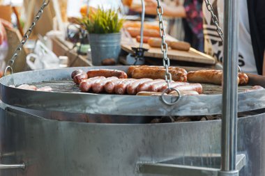 Pazarda ızgara sosis 