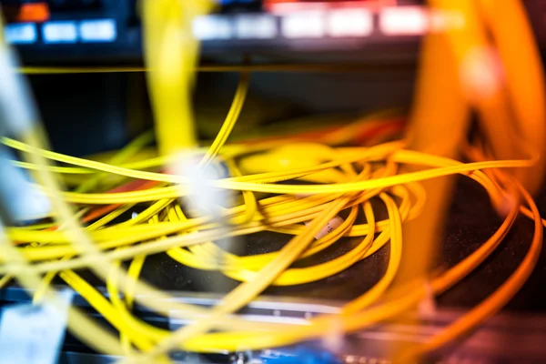 Fibra óptica com servidores em um data center de tecnologia — Fotografia de Stock