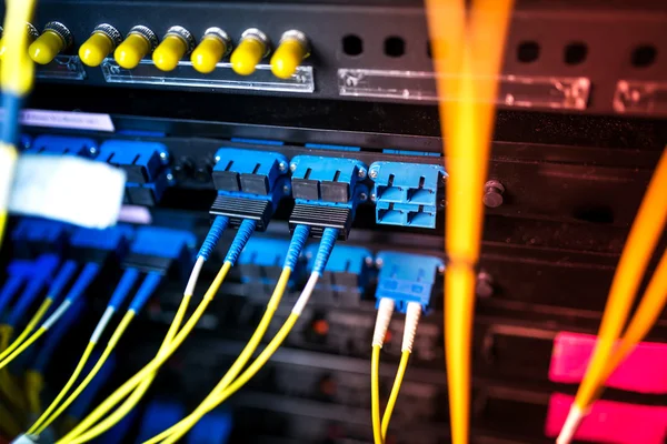 Glasvezel met servers in een technologisch datacenter — Stockfoto