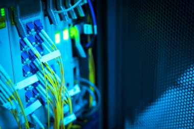 Bir teknoloji veri merkezinde sunucuları olan fiber optik