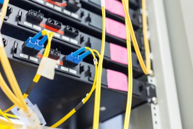Bir teknoloji veri merkezinde sunucuları olan fiber optik