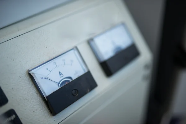 Elektrische buiten zekeringenkast in zacht licht — Stockfoto