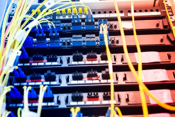 Fibra óptica com servidores em um data center de tecnologia — Fotografia de Stock