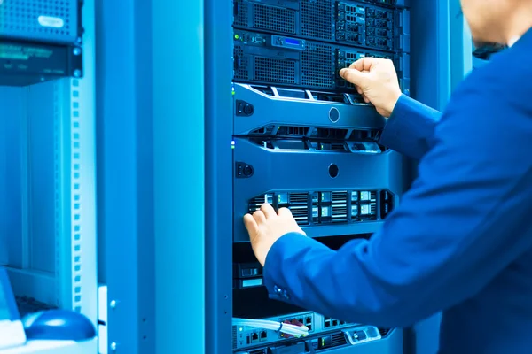 Rete server man fix nella sala data center — Foto Stock